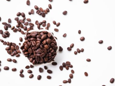 Beyaz Arkaplanda Kahve Fasulyesi, Beyaz Kupada Patern Tohumu, Taze Çiğ Yiyecek İçeceği Espresso Cappuccino Mocha Roasted, Arabica, Kahvaltı Sabahı Aroma Americano Latte.