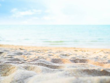 Sahilde Kum Denizi Yaz Arkaplanı, Mavi Gök Beyaz Kumlu Sahil Suyu, Sahilde Güzel Okyanus Adası, Sahilde Horizon Manzarası, Güneş ile Deniz Kenarı Sakin Doğa Günü.