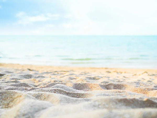 Sahilde Kum Denizi Yaz Arkaplanı, Mavi Gök Beyaz Kumlu Sahil Suyu, Sahilde Güzel Okyanus Adası, Sahilde Horizon Manzarası, Güneş ile Deniz Kenarı Sakin Doğa Günü.