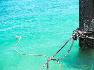 Deniz Arkaplanındaki Direk Bağlama, Grunge Metal Çelik Çelik Çelik Çelik Çelik Çelik Çelik Çelik Çelik Çelik Zemin Aşındırma Kıyı Mavi Okyanus Limanı Gemi Limanı Suyun Üzerinde Bollard, Seyahat Limanı Limanı.
