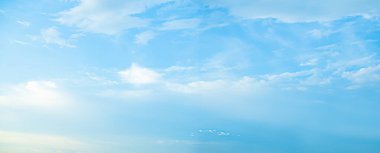 Gökyüzü Mavisi Bulutlu Beyaz Bulut Beyaz Bulutlu Yaz Aydınlık Güzellik Dokuma Günü Ufuk Hava Güneşli Temiz Hava Taze Sabah Parlak Doğa Gökyüzü Pofuduk Sakin Manzara Panorama Görüntüsü.