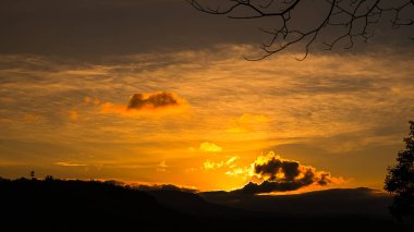 Gradyan Kaplaması Orange Sunset Soft Sunset Pastel Efekti Soyut Doku Tasarımı Yaz Aydınlık Uzay Güzelliği Manzarası Tropikal Renkli Bulut Akşam Manzarası.