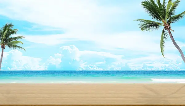 Plajdaki Masa Mavi Deniz Bulutu Yatay Arkaplan, Ahşap Masa Palmiye Ağacı Tropikal Model Üst Görünüm Güzellik, Şablon Adası Okyanus Kıyısı Su Sahnesi Sahnesi.