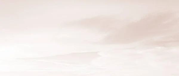 スカイベージュの雲の天の背景の白いふわふわの春の煙のブラウン クリーム色秋の景色のテクスチャ ムード ライト ウォーム フォグ サンセット モックアップ プロダクト 美容化粧品 ストック画像