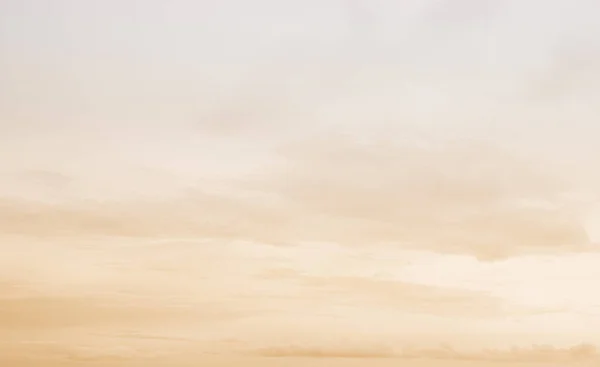 Bej Gökyüzü Sonbahar Bulutu Cenneti Beyaz Pofuduk Bahar Dokusunu Tüttürüyor Güzellik Manzarası Soyut Yazın Doğası Kış Işığı Sahnesi Model Şafak Şafağı Şafağı Güneşli Ufuk.