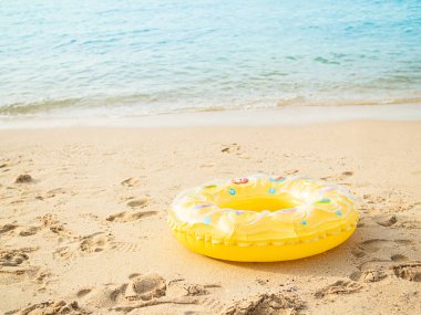 Lifebuoy Sahil Kumu Dalgalı Deniz Arkaplanı Mavi Su Sahil Sahil Suyu Kıyı Suyu Kıyı Sükuneti Kıyı Sahili Açık Tropik Manzara Turizm İçin Güzel Duvar Kağıdı.