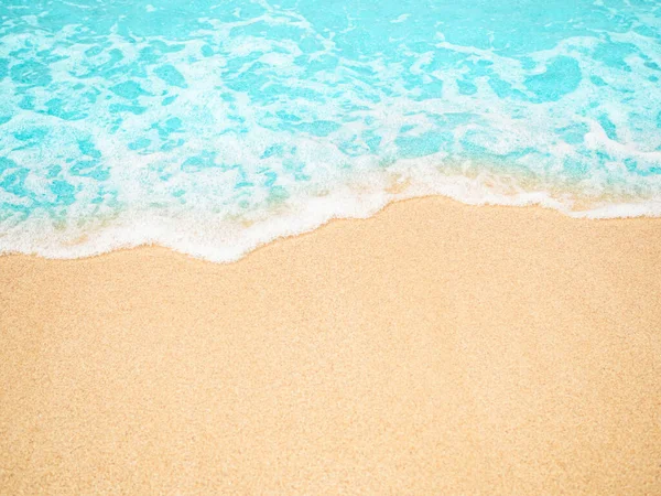 波海の海の背景青い水の夏の海岸の海岸の泡の穏やかな海岸の明確な自然の熱帯の風景観光旅行の休暇のための美しい壁紙が付いている浜の砂 ストック写真