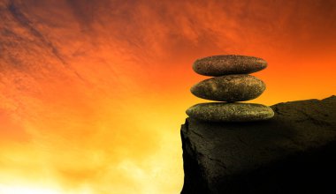 Taş Dengesi Günbatımı Arkaplan Kulesi Kaya Yığını Mükemmel Yığın Sahnesi Serbest Alan Gündoğumu Barış Konsepti Doğanın Uyumu Kırık Kalp Piramit Zen Bahçesi Japon Masası Meditasyon İstikrarı