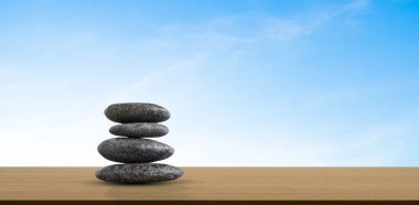 Mavi Gökyüzü Doğa Görünümü Üzerine Taş Zen Yığını Sakin Spa Denge Masajı Aroma Rahatlama Uyum Kavramı, Japon Bahçesi Çakıl Kulesi Mükemmel Barış.