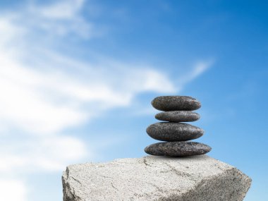 Mavi Gökyüzü Doğa Görünümü Üzerine Taş Zen Yığını Sakin Spa Denge Masajı Aroma Rahatlama Uyum Kavramı, Japon Bahçesi Çakıl Kulesi Mükemmel Barış.