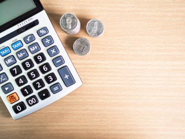 Para Yığını Hesaplayıcı Boş Alan, Masada Nakit Finans, Kredi Maliyeti Para Geliri Büyümesi Konsepti, Vergi