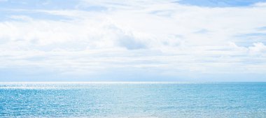 Seyahat Doğa Konsepti, Doku Denizi Sahası Mavi Gök Arkaplan Beyaz Bulut Okyanusu Adası Yaz Mevsimi Duvar Kağıdı Körfezi Açık Sahil Turizm İçin Güzel Manzara Rahatlatıcı Tatil Tatilleri.