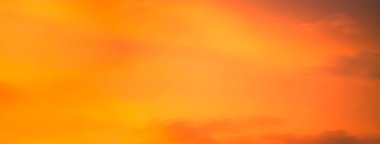 Gün batımı bulanıklığı Orange Sky Gradient Sunrise Pastel Bulutlu Evening Beautiful Landscape Dawn Sunny Day Sabah Bulutlu Alacakaranlık Altın Günışığı Duvar Kağıdı Huzurlu Horizon Bulutlu Cennet Sahnesi.