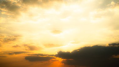 Sunset Sky Orange Sunrise Bulutu Güzel Manzara Altın Işık Saati Alacakaranlık Turuncu Görünüm Güneşli Yaz Ufku Temiz Pastel Doğa Özeti Bahar Sahnesi.