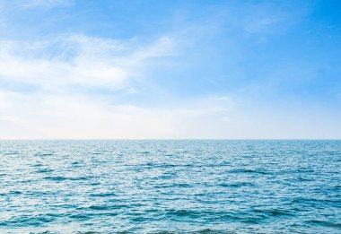 Seyahat Doğa Konsepti, Doku Denizi Sahası Mavi Gök Arkaplan Beyaz Bulut Okyanusu Adası Yaz Mevsimi Duvar Kağıdı Körfezi Açık Sahil Turizm İçin Güzel Manzara Rahatlatıcı Tatil Tatilleri.