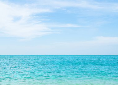 Seyahat Denizi Doğa Konsepti, Kıyıdaki Mavi Okyanus Beyaz Bulut Gökyüzü Arkaplanı, Horizon ile Sakin Doku Dalgası Sahili, Kart Turizmi İçin Güzel Manzara Tatil Gevşemesi.