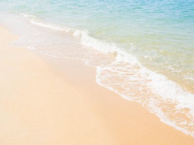 Seyahat Denizi Doğa Konsepti, Kıyıdaki Kum Suyu Mavi Okyanus Bulanık Arkaplan, Horizon ile Sakin Doku Dalgası Yüzey Sahili, Kart Turizmi İçin Güzel Manzara Tatil Gevşeme Tropikal Tatil.