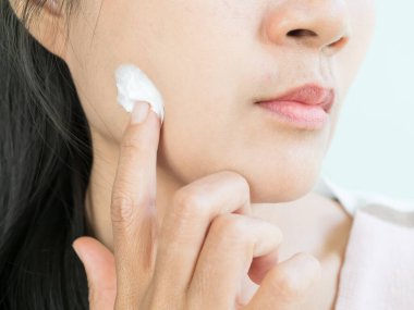 Kadın Cilt Kremi Uygula Cilt kremi Cilt kremi Güzelliği, Tedavi Temiz Bakım Moden Kız Nemlendirici Maske Kremi Spa Terapisi Balinası Jel Nemlendirici.