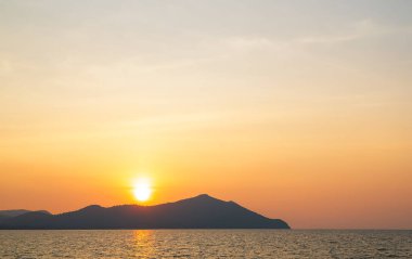 Sunset Gökyüzü Turuncu Bulutlu Gün Doğumu Arka plan Akşam Altın Saat Mavi Şafak Yaz Alacakaranlığı Doğa Gecesi Ufku Güneş 'i Açık Güzel, Açık Açık Bulutlu, Parlak, Parlak, Sarı Dağ.