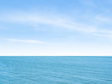 Seyahat Denizi Doğa Konsepti, Kıyıdaki Mavi Okyanus Beyaz Bulut Gökyüzü Arkaplanı, Horizon ile Sakin Doku Dalgası Sahili, Kart Turizmi İçin Güzel Manzara Tatil Gevşemesi.