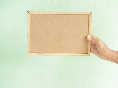 Beyaz Tahta, El Kadınları Tutma Kurulu Beyaz Kartpostal Billboard Arkaplanı, Not İleti Metni Şablonu veya Sunum Ürünleri Tanıtımı Minimum Sahne.