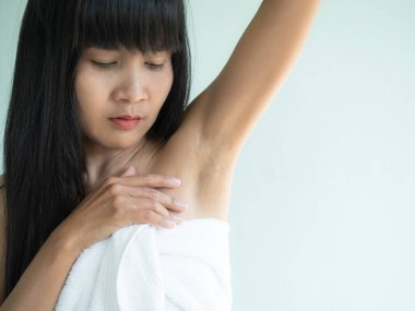 Kadın İnsanlar Mutlu Gülümseyen Doğa Güzelliği Evde Kolsuz Gösteriyor Havlulu Kız Banyo Portresinde Yuvarlanıyor, Yetişkin Vücut Teni Teni ve Siyah Saçlı Otantik Asyalı, İnce Fit, Hijyen Uyumlu