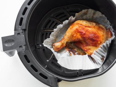 Sıcak hava fırınında ızgara tavuk, fırın fırın fırın, Mutfakta aşçı et ızgarası..