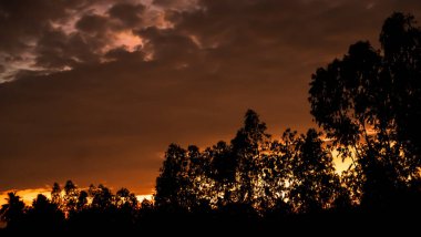 Gradyan Sarı Günbatımı Arkaplan Efekti Parlak Turuncu Işık Pastel Güneş Dramatik Abastrakt Günes Hareketi Bulanık Gökyüzü Yaz Moda Gezisi Altın Gün Doğumu Dağ Parkı. 