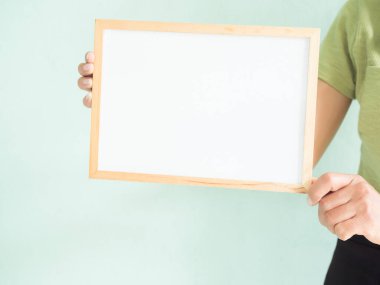 Beyaz Tahta, El Kadınları Tutma Kurulu Beyaz Kartpostal Billboard Arkaplanı, Not İleti Metni Şablonu veya Sunum Ürünleri Tanıtımı Minimum Sahne.