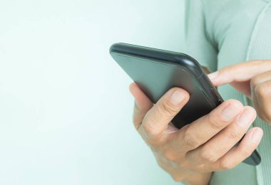 Moblie Kapat, İş ve Yaşam Tarzı için Akıllı Telefon Teknolojisi kullanan Kadın, Dükkan Medyası için İnsan Oynatma Telefonu Mesajı Bağlantısı ve Genel AI Dijital Wifi İnternet.