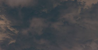 Gökyüzü Kara Bulutlu Gök Gürültüsü Yağmuru ve Pm2.5 Fırtınalı Ürkütücü Atmosferik, Arkaplan Soyut Fırtına Dramatik Duman Kirliliği Gece Patlaması, Efekt Cumulonimbus, Gri Hava Arkaplanı.