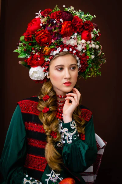Hermosa Joven Una Corona Flores —  Fotos de Stock