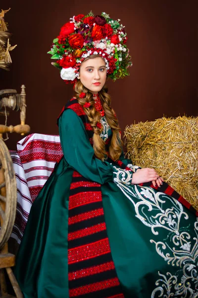 Mladá Dáma Tradičním Ukrajinském Kostýmu — Stock fotografie