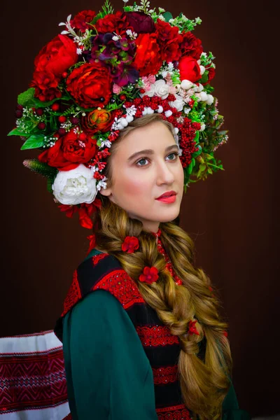 穿着正宗的乌克兰花环的年轻漂亮的姑娘 — 图库照片