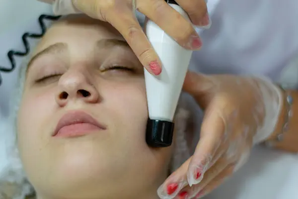 Güzellik kliniğinde güzellik uzmanı tarafından yapılan yüz masajı.