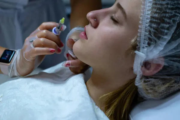 Dudak şekillendirme enjeksiyonu güzellik uzmanı tarafından yapıldı.