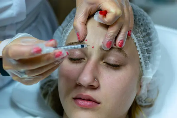 Alnını güzellik iğneleriyle düzeltiyorum.