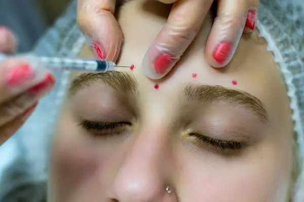 Beaty kliniğinde yapılan alında enjeksiyon