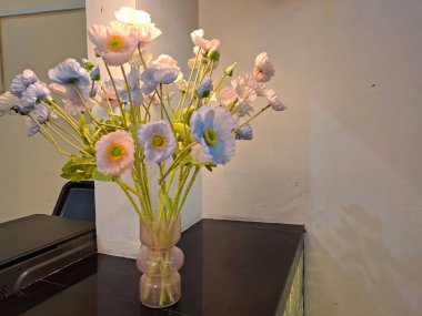 Masadaki yapay çiçeklerin resmi, arkaplan