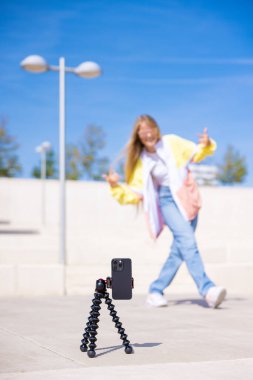 Sosyal medya videosu çeken genç kız, telefona odaklan.