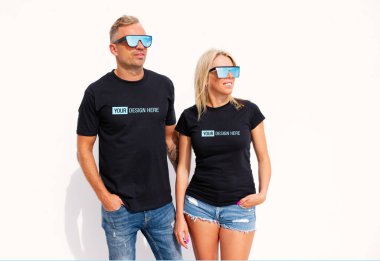 Siyah tişört giyen kadın ve erkek, özel t-shirt tasarımınız için model alın.