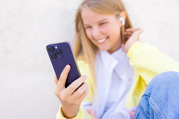 Teenage Dívka Pomocí Mobilního Telefonu Poslech Hudby Bezdrátových Sluchátek — Stock fotografie