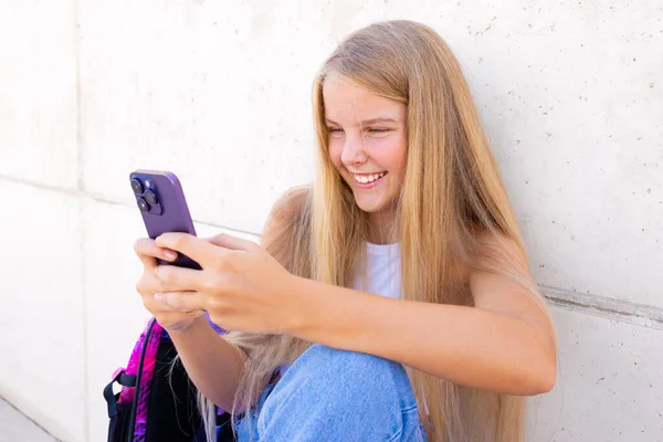 Senyum Gadis Remaja Menggunakan Ponsel Luar Ruangan — Stok Foto
