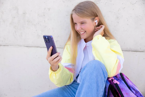 使用手机和听音乐的少女 — 图库照片