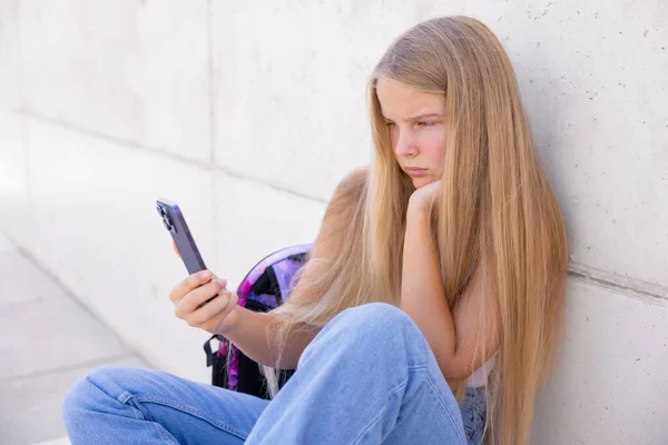 Gadis Remaja Duduk Sendirian Luar Dan Melihat Ponsel — Stok Foto
