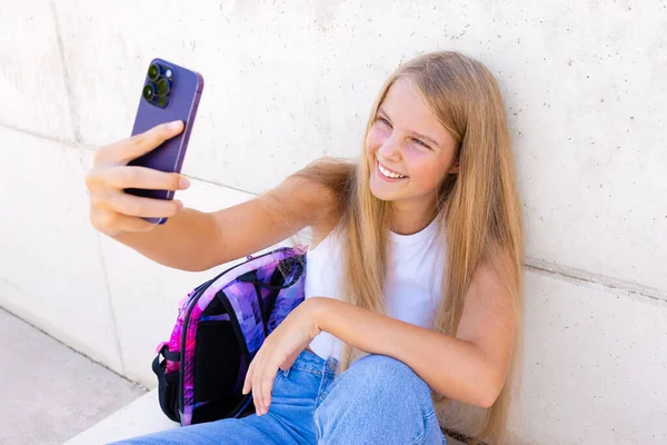 Gadis Remaja Membuat Panggilan Video Ponsel — Stok Foto