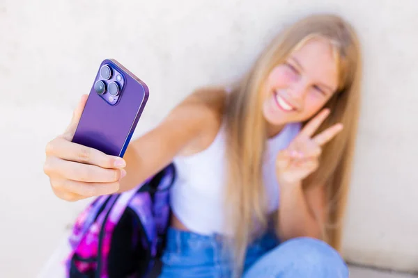 Remaja Gadis Mengambil Selfie Dengan Ponsel — Stok Foto