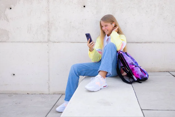 Gadis Remaja Menggunakan Ponsel Luar Ruangan — Stok Foto