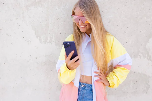 Lächelndes Teenager Mädchen Das Draußen Steht Und Handy Benutzt — Stockfoto