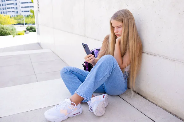 Dívka Sedí Sama Používá Mobilní Telefon — Stock fotografie